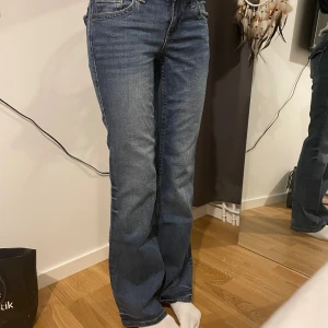 Jeans med snygga fickor  - Jeans från h&m med snygga fickor där bak