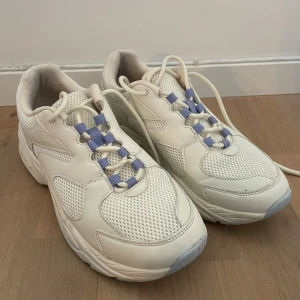 Sneakers från SOC strl 39 - Sneakers, promenadskor från SOC i storlek 39.