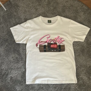 Corteiz- NO TIME 4 LUV- T-shirt - Snygg t shirt från corteiz i storlek S. Tveka inte på att fråga vid funderingar!