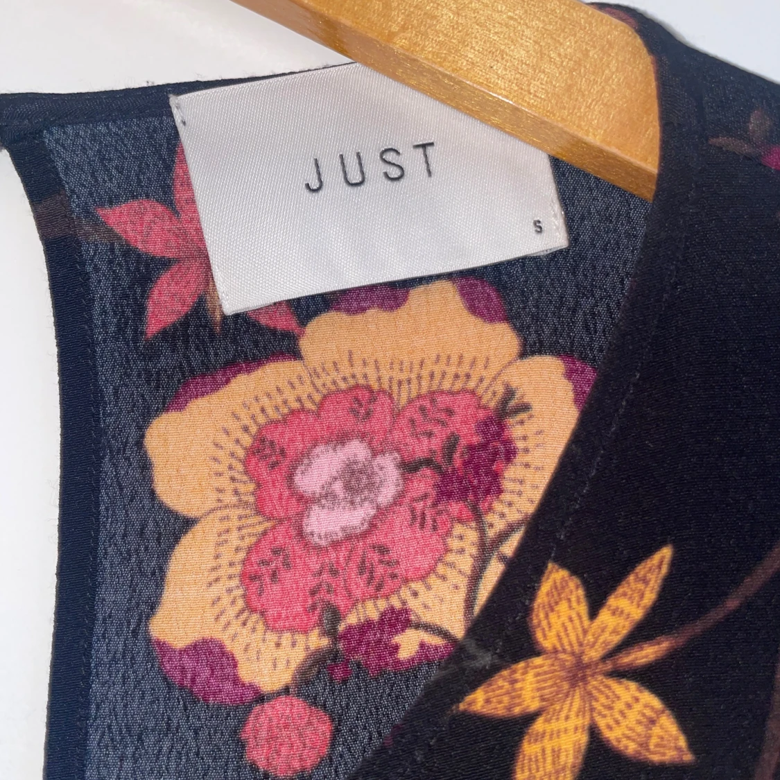 Svart långklänning med blommor från JUST - 2