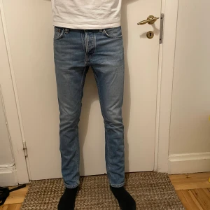 Nudie Jeans - Säljer dessa nudie jeans i storlek W29 L30 i en ljusblå färg. De har små tecken på användning längst ner på sidan av jeansen. Jag säljer dessa för 199kr. Nypris ligger på runt 1600kr. Hör av er vid frågor eller funderingar.