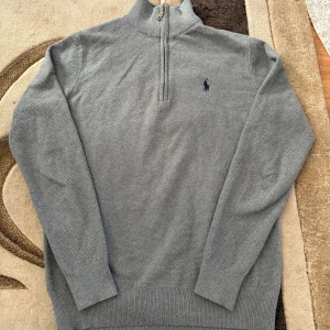 Ralph Lauren polo halv zip - Strl M, men sitter åt ganska mycket. Så passar dig som vanligtvis har S perfekt 