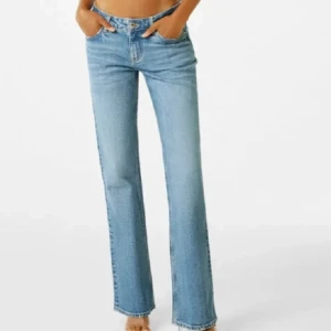 Lågmidjade bootcut jeans - Snygga ljusblå jeans med klassisk bootcut-passform och normal midja. Jeansen har fem fickor, knapp och dragkedja framtill. Perfekta för dig som gillar en avslappnad och trendig stil. Priset kan diskuteras 