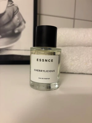 ESSNCE Cherrylicious Eau de Parfum - Säljer min Cherrylicious från ESSNCE då doften inte föll mig i smaken. Helt ny, endast testsprayat.