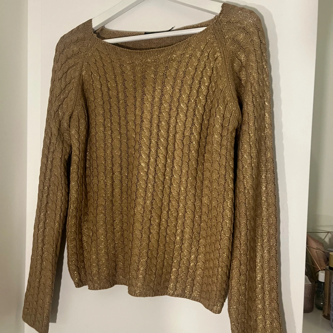 Brun stickad tröja med glitter - 2