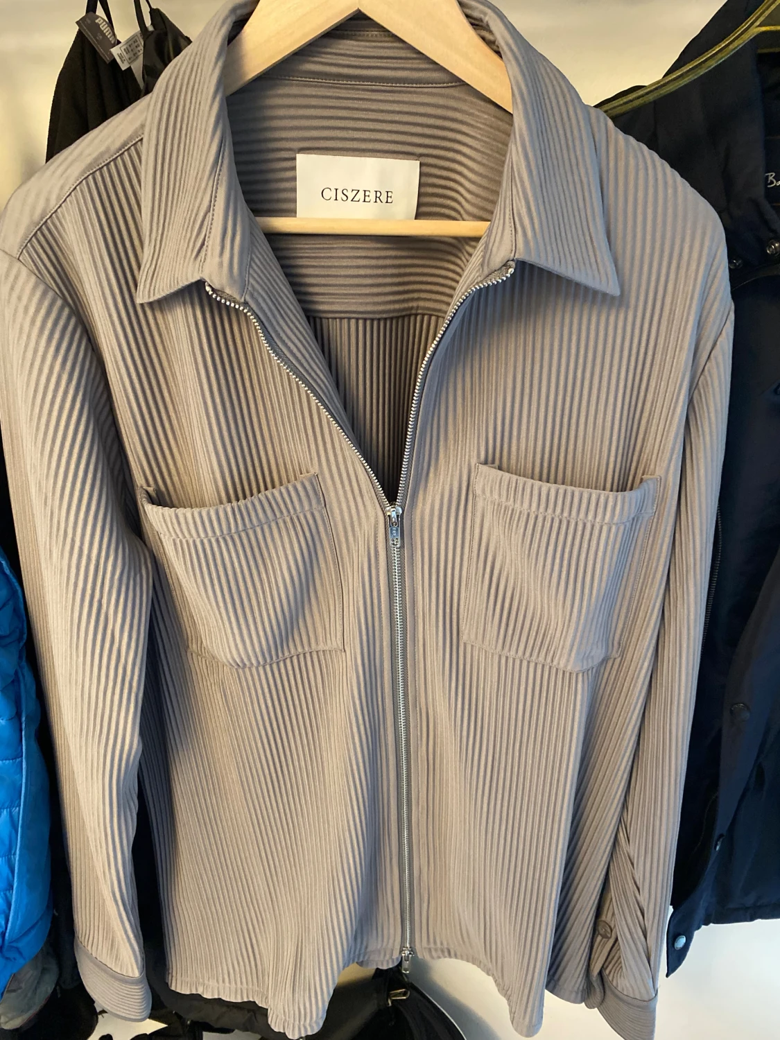 Grå ribbad overshirt från Ciszere - 2