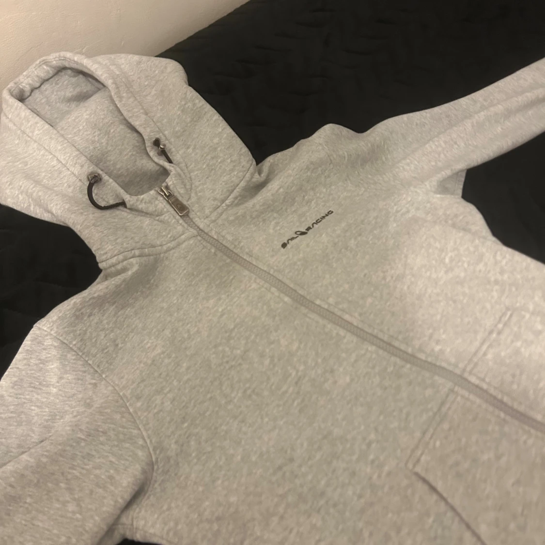 Grå hoodie från Sail Racing - 2