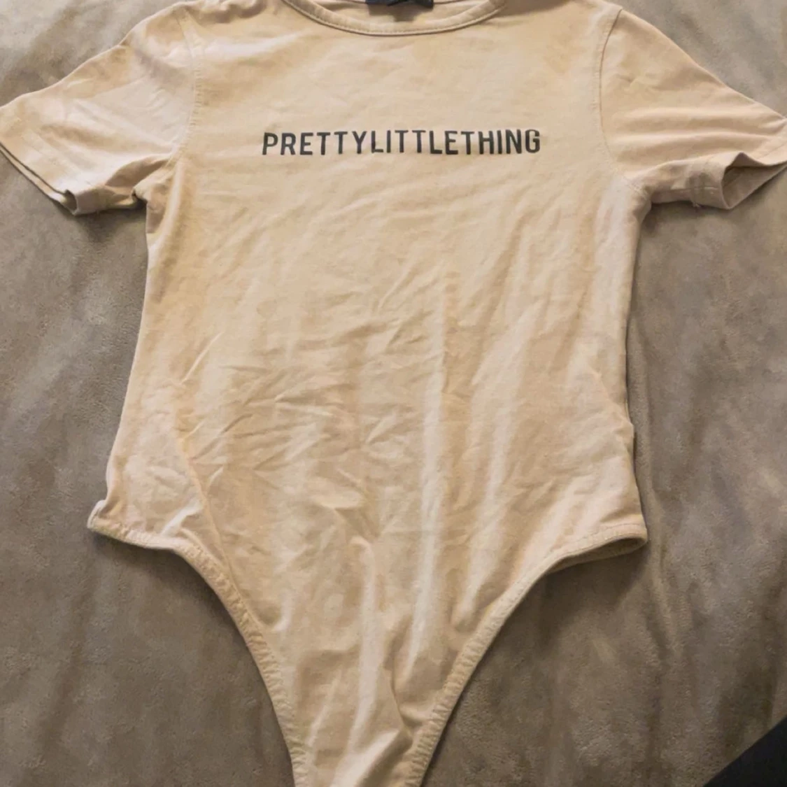 Beige bodysuit från PrettyLittleThing