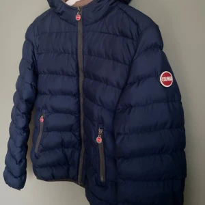 Colmar jacka - Säljer denna mörkblåa / marinblå commmar jackan. Inga defekter eller likndade, den enda är att lappen där storleken ska stå är avklippt, men den var storlek 46 vilket är typ S.  (Se sist bilden där taggen med kappan är av). Passar perfekt nu inför hösten och våren. Skriv privat om du undrar efter bilder eller mått