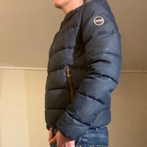 Colmar jacka  - Hej! Säljer nu min jacka, från märket Colmar storlek M. Bra skick, modellen är 184cm och väger 74kg. Tveka inte på att höra av dig om du har frågor eller funderingar kring jackan!