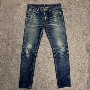 A.P.C Selvedge Jeans - Tja säljer nu ett par riktigt snygga selvedge jeans från A.P.C i storlek W30. Lagning vid grenen. Pris är ej hugget i sten, hör av dig i dm vid funderingar 🙌
