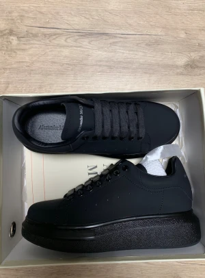 Alexander McQueen-skor  - Säljer ett par helt nya Alexander McQueen-skor, aldrig använda! Jag köpte dem för ett tag sen och tänkte ha dem till speciella tillfällen, men insåg att de tyvärr inte riktigt passar min stil längre. De har bara stått i garderoben, så de är i perfekt skick – helt oanvända och fortfarande i originalkartong.