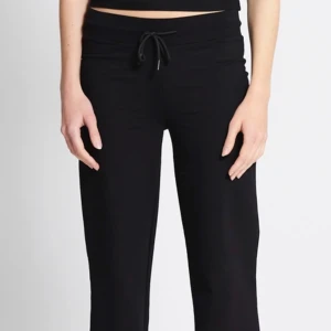 Svarta mjukisbyxor från 157 XS - Svarta mjukisbyxor från 157 i storlek XS. Byxorna har snörning i midjan och är tillverkade i mjukt bomullsmaterial. Modellen är loose fit med raka ben och midwaist. Perfekta för chill eller träning. Som ni ser på bild 4 så är det två pytte små hål på rumpan som knappt syns, bara att sy om man stör sig på det, därav pris! Säljer även ett par likadana i S!🌸🤗