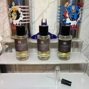 Tre exklusiva Pd Parfums 15ml - Upptäck tre unika dofter från Pd Parfums: Tobacco Vanille, Alexandria II och Spicebomb. Perfekt för dig som vill sticka ut med din egen stil. Flaskorna är stilrena och passar perfekt i samlingen.  5ml av varje! Decant .