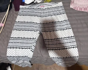 Mjukisbyxor med mönster från Hunkemöller - Supermysiga mjukisbyxor från Hunkemöller i storlek L. Byxorna är vita med grått och svart zigzag- och prickmönster, har en loose passform och är gjorda i mjukt fleece-material. Perfekta för chill hemma och har elastisk midja för extra komfort.