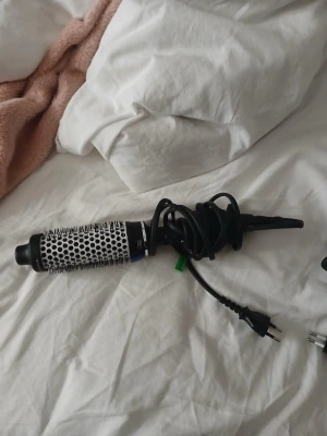 Björn Axén Tools Hot Air Brush - Björn Axén Tools varmluftsborste med keramisk beläggning, perfekt för styling och volym. Fungerar utmärkt, med synligt rent borsthuvud och sladd i gott skick. Passar för både lockar och rakt hår. Inga synliga defekter eller slitage.