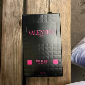 Valentino Uomo Born in Roma Parfum - Helt ny Stilren och modern parfym från Valentino, Born in Roma Extrados, 100 ml. Snygg design och stark attityd – perfekt för dig som vill sticka ut. Endast ett sprut har används, pris kan diskuteras!