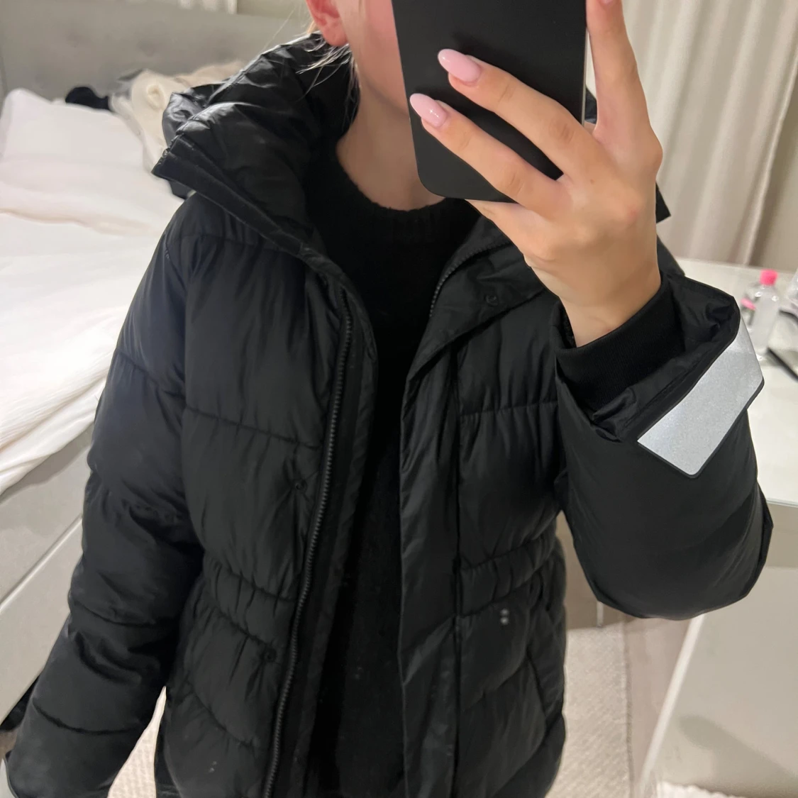Svart pufferjacka med huva - 1