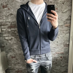 Ralph Lauren Zip-hoodie - Mycket fint skick, inga defekter. Storlek 48/S passar dig som är mellan 175-185cm ungefär. Nypris ca 2000kr. Modellen är 185 cm, 79 kg. Passar bra nu till vintern. Skriv för mer information!🤝