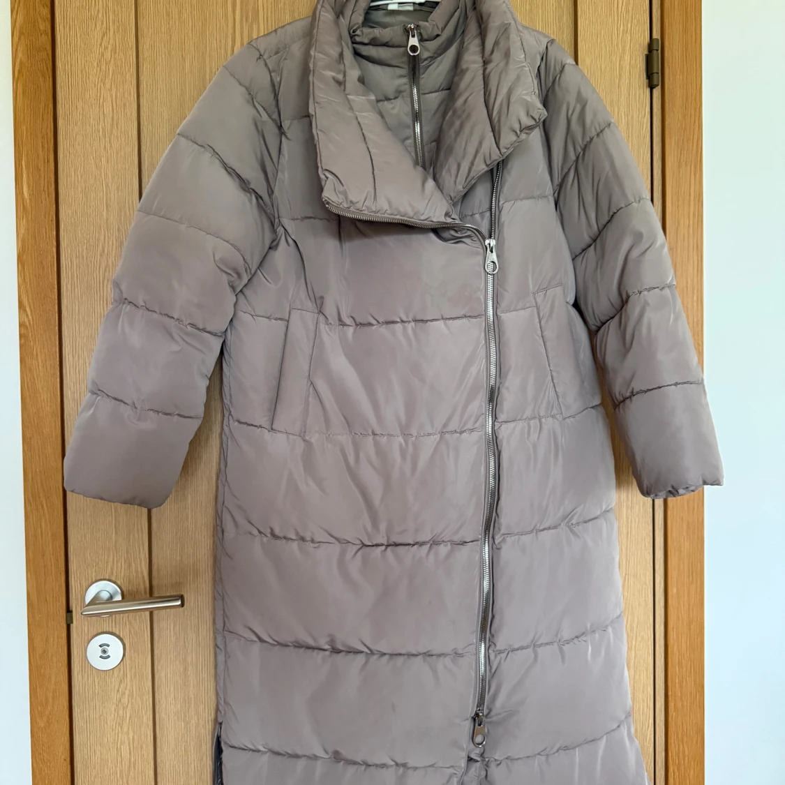 Beige lång pufferjacka med krage