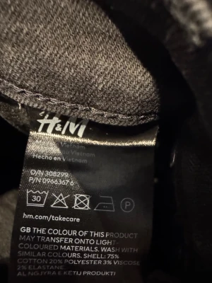 Svarta skinny jeans med hög midja - Säljer ett par svarta skinny jeans med hög midja och klassisk femficksdesign. Jeansen har smal passform hela vägen ner och är tillverkade i stretchigt jeansmaterial för en bekväm känsla.