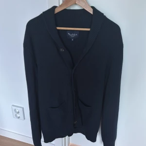 Stickad Cardigan Bondelid - Tja, säljer min Cardigan i storlek M i märket Bondelid. Den är i nytt skick, köptes för 900 säljs för 450. 