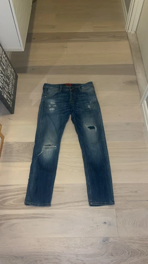 Jack & Jones jeans - Säljer dessa riktigt snygga jeans ifrån jack & jones. Storlek 31/32 passar nog med 32/32. Sjukt fräscha och bra skick.