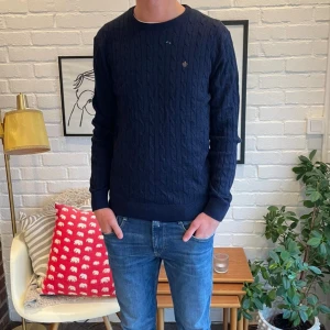 Morris tröja - Mörkblå morriströja i storlek L. Den är i nyskick med alla lappar kvar. Obs, ett litet hål på framsidan. Hör av er vid eventuella funderingar!💬✅