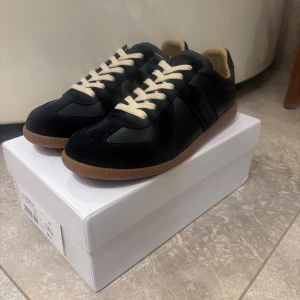 Maison margiela gats - Säljer dessa riktigt feta gats från Maison margiela. Skorna är i storlek 45 och helt nya - 10/10 skick. Box tillkommer. Hör av er vid eventuella frågor eller funderingar. OBS: inte org1nal
