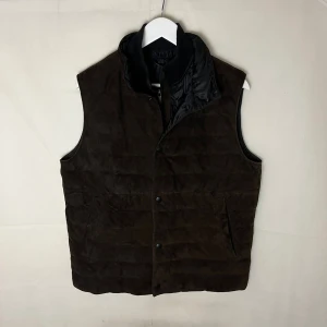 Massimodutti väst - Riktigt soft dutti väst, suede/läder på framsidan. Väldigt fint skick. Modellen är 185.