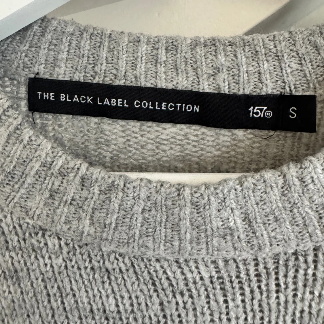 Grå stickad tröja från The Black Label - 2