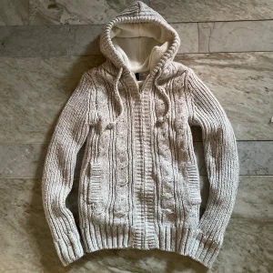 Fodrad cardigan/kofta - Riktigt snygg stickad cardigan i st M! Passar perfekt nu till hösten och vintern! Hör av dig vid ytterligare frågor! Mvh Henry 