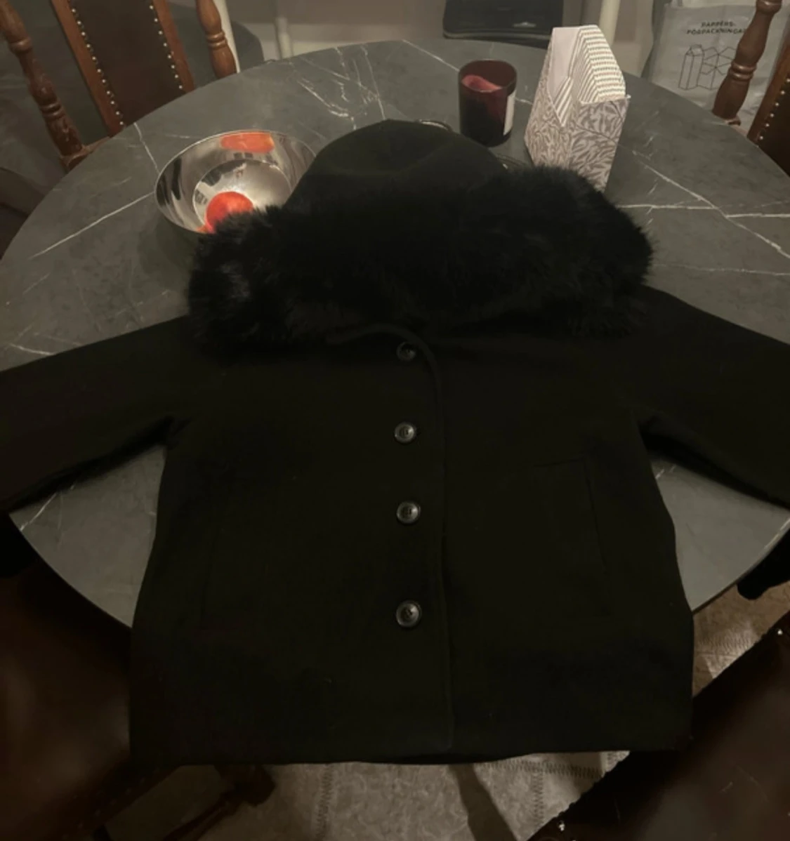 Svart kappa med fuskpäls från Gina Tricot - 2