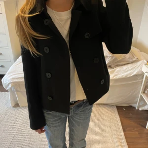 Kort svart kappa  - Svart kort kappa i bra skick men jag blivit lite luddig/nopprig som sista bilden