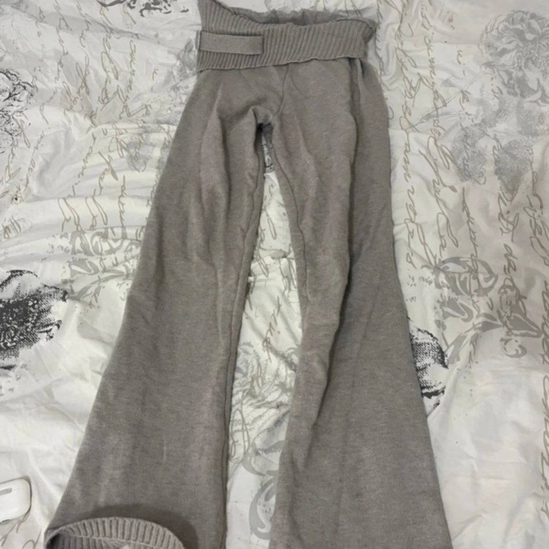 Grå stickad mjukisset - 2