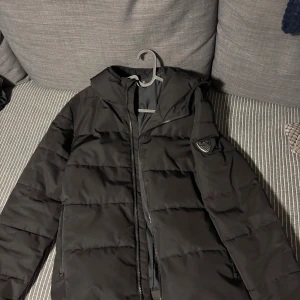 Emporio Armani jacka - Armani jacka som e fräsch och håller värmen för vintern. Storlek M