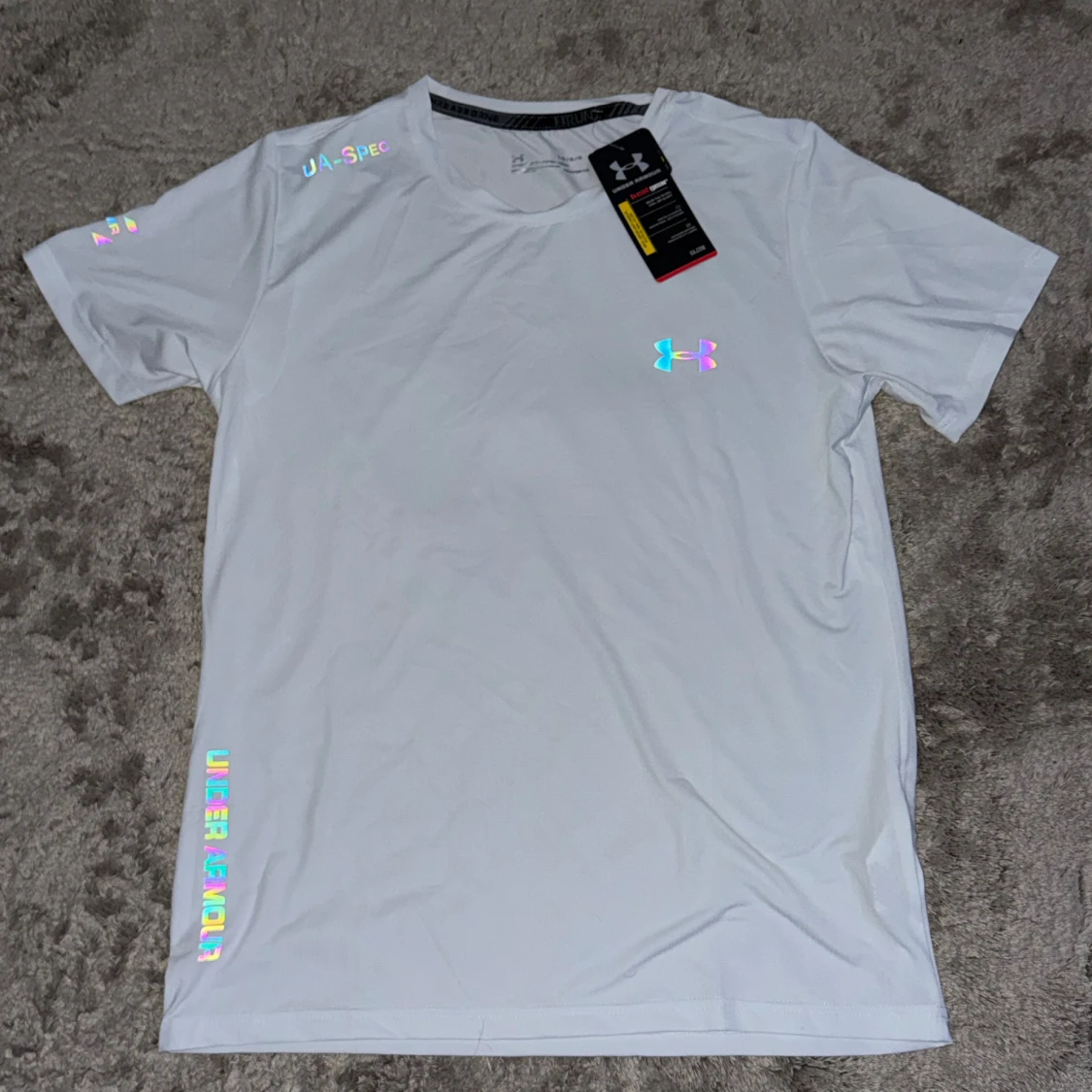 Vit Under Armour t-shirt med holografisk tryck - 1