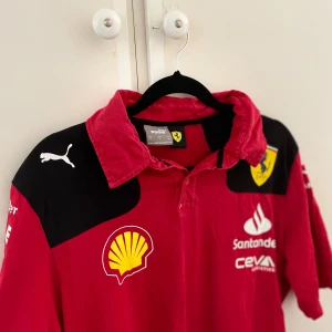 Puma Ferrari piké  - Tröjan är köpt på Österrikes GP 2023, F1. Tröjan är i bra skick och snålt använd. Hör av er vid funderingar, priset ej hugget i sten! 