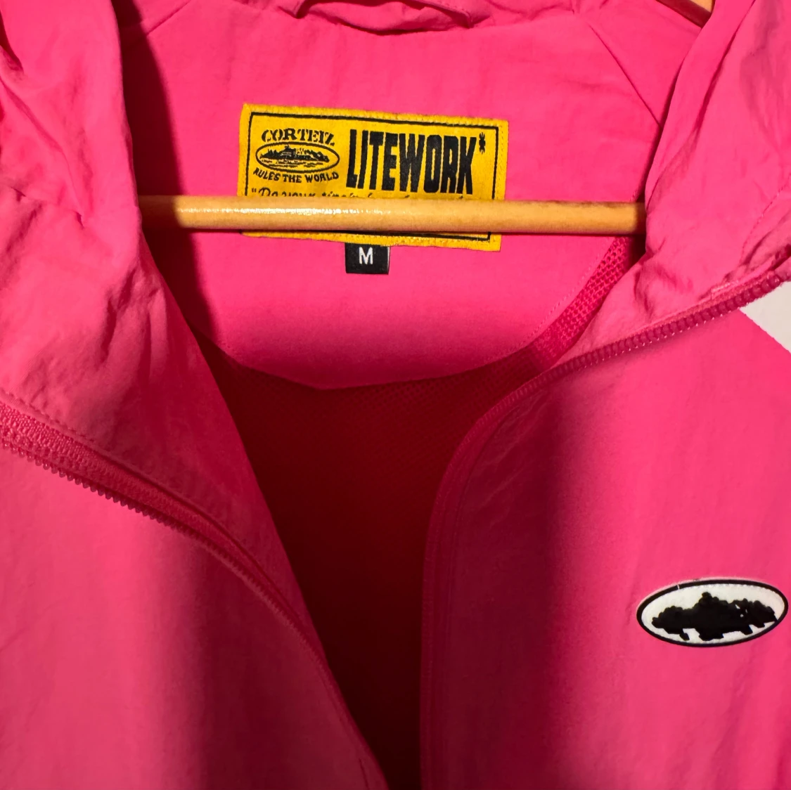 Rosa och vit vindjacka Corteiz  - 1