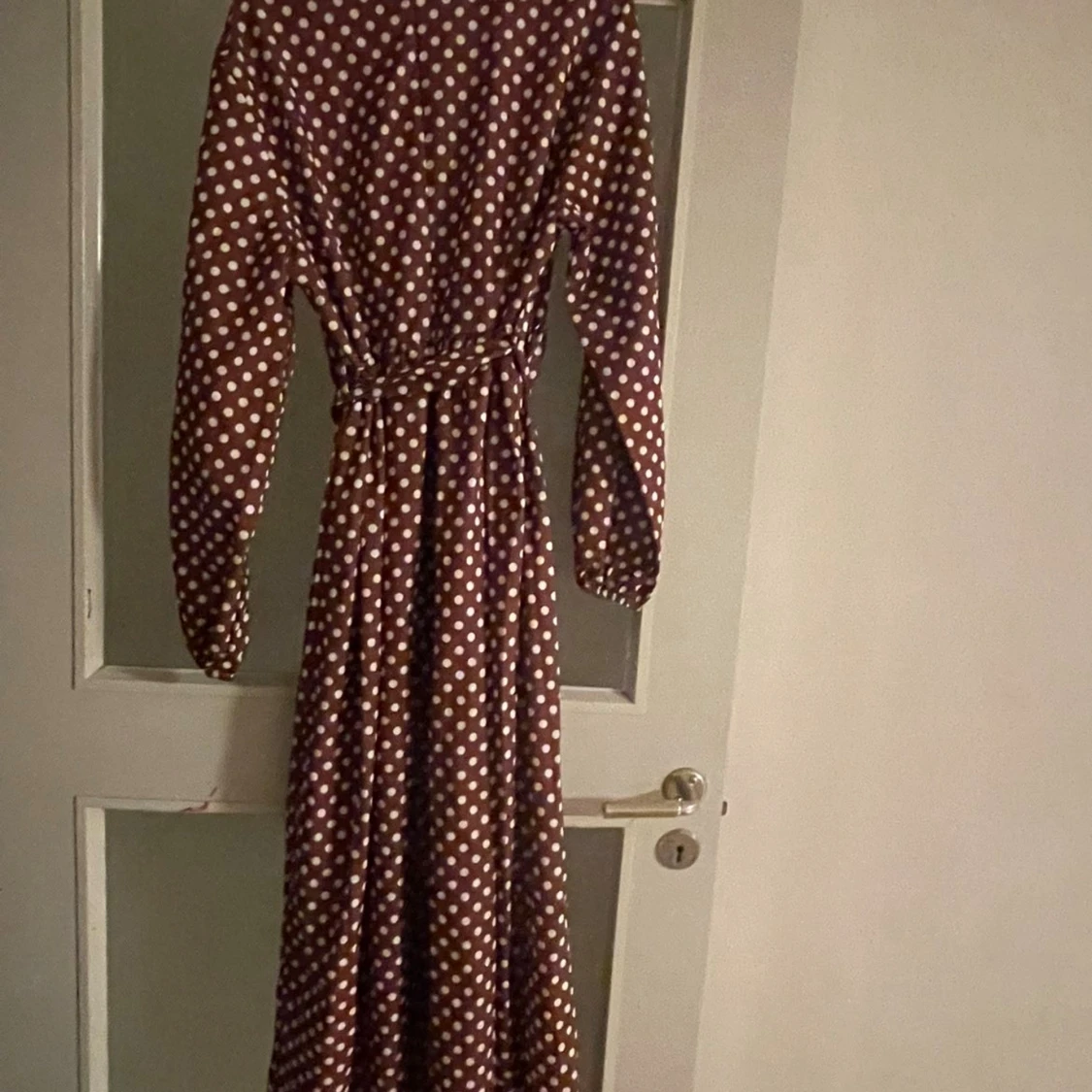Brun lång prickig klänning med bälte