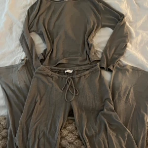 Brunt sett från Nelly - Fint brunt mys sett från Nelly, defekter finns på bilden, endast vid fötterna inget man tänker på. Annars har jag ej använt det så mycket.