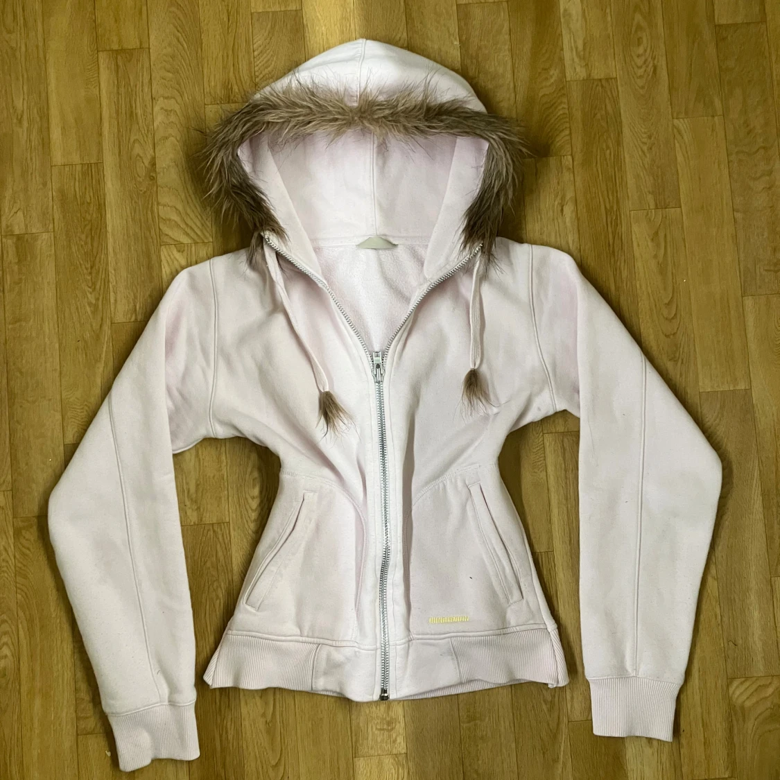Ljusrosa zip hoodie med päls