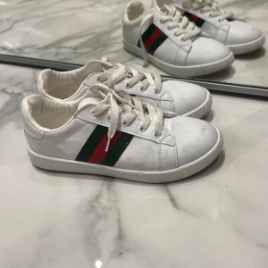 Snygga vita GG skor storlek 35 - Säljer ett par vita GG skor storlek 35 