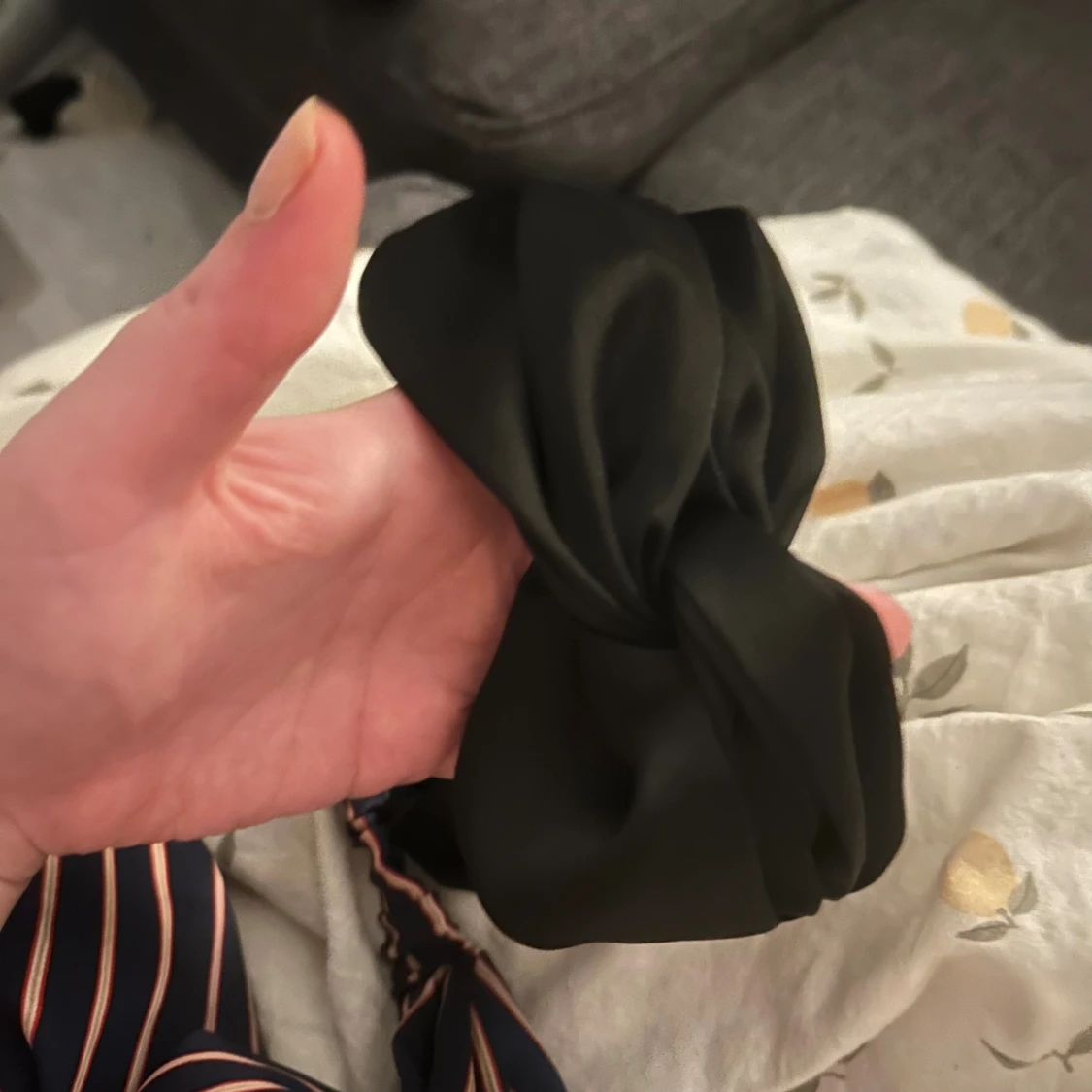 2-pack hårband, svart & en randigt - 3