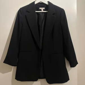 Svart kavaj - Superfint skick, säljer pga för liten för mig. 