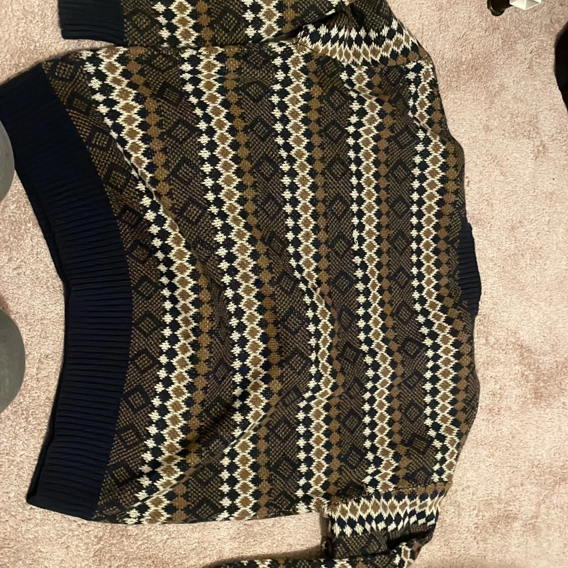 Mönstrad stickad tröja i brunt och blått - 1