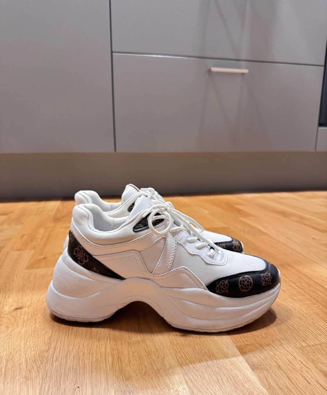 Chunky vita sneakers från Guess