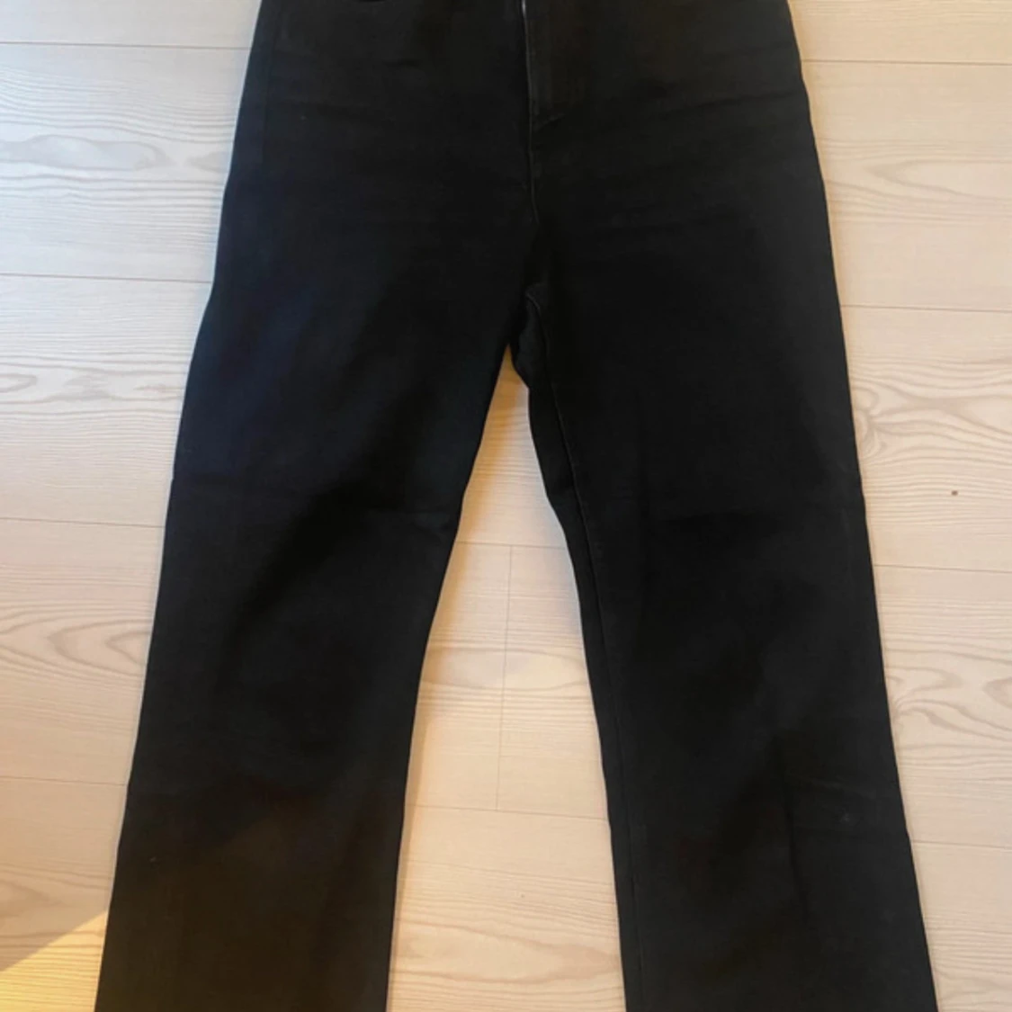 Svarta croppade  jeans från Lindex, strl 36