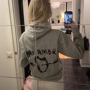 Snygg mi amore hoodie  - En helt ny och oanvänd mi amore hoodie! Säljer då den vart för liten i storleken för mig. Men absolut inga fel på den😊