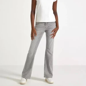 Grå bootcut jeans utsvängda - Snygga grå jeans med bootcut och rak passform. Jeansen har klassisk femficksdesign och är tillverkade i mjukt denimtyg. Perfekta för dig som gillar en avslappnad men trendig look. 170 men Passar mig som XS/S. Använt typ 2 gånger. Orginalpris 399